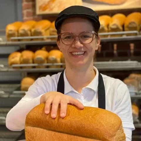 Medewerker van Bakkerij Mans in de winkel